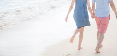 砂浜を歩くカップル